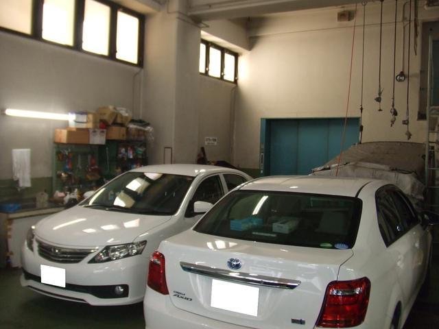 工場は１Ｆ～４Ｆの室内に御座います！雨天でもお客様のお車を濡らさず作業できます！