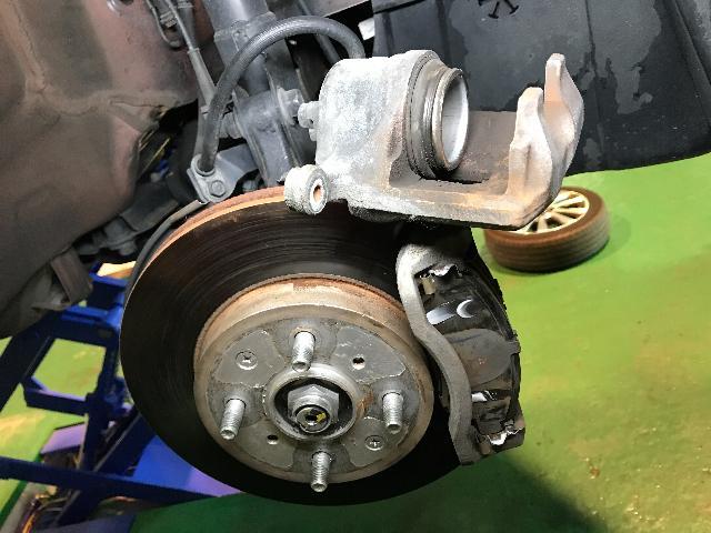 ホンダ フィットRS フロントキャリパー交換致しました。