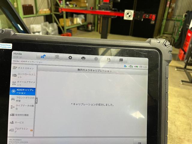 海津市　ホンダ　Ｎ－ＢＯＸカスタム　
飛び石によるフロントガラスがひび割れ
車両保険で交換後にフロントカメラエーミング作業
を致しました