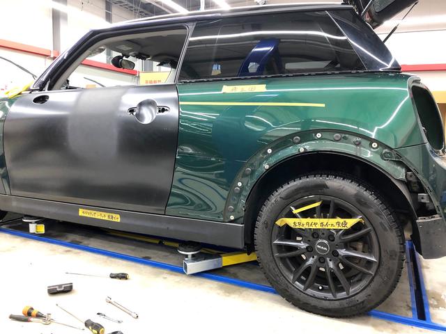 MINI F56 ミニクーパー フロントドア リアフェンダー 鈑金 塗装 ペイント 修理 交換 キズ ヘコミ 【京田辺市】