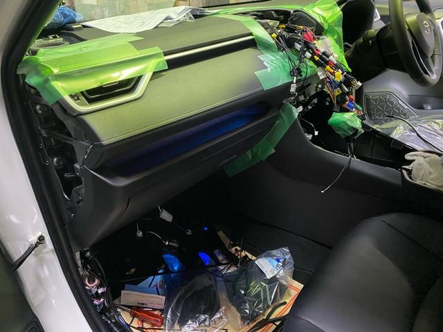 岩出市 和歌山市 紀の川市 車検 修理 板金 カスタム ナビ オーディオ 持ち込みパーツ取り付け タツミモータース トヨタ rav4 mxaa54 フットランプ取り付け グーネットピット