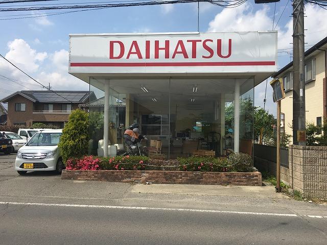 このショールームの中にゴリラがいます！この大きなゴリラが当社の目印です。