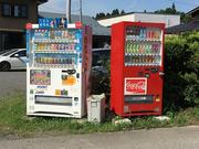店舗前には飲料の自動販売機を設置しておりますので、お分かりになると思います。