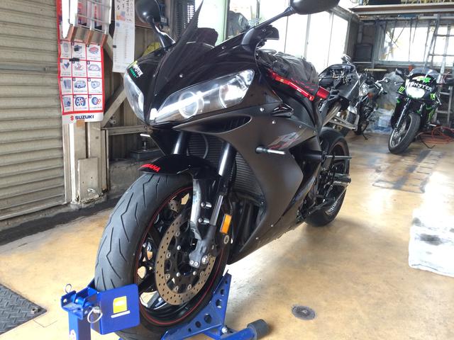 奈良県　奈良市　ヤマハ　〔YZF-R1〕　レーシングサイレンサー・ストンプグリップ取り付け