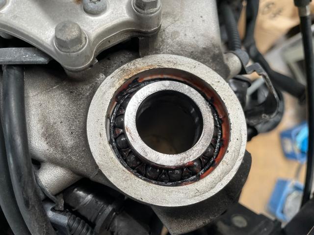 大阪府　枚方市　ホンダ　〔CBR600RR〕　ステムベアリング交換