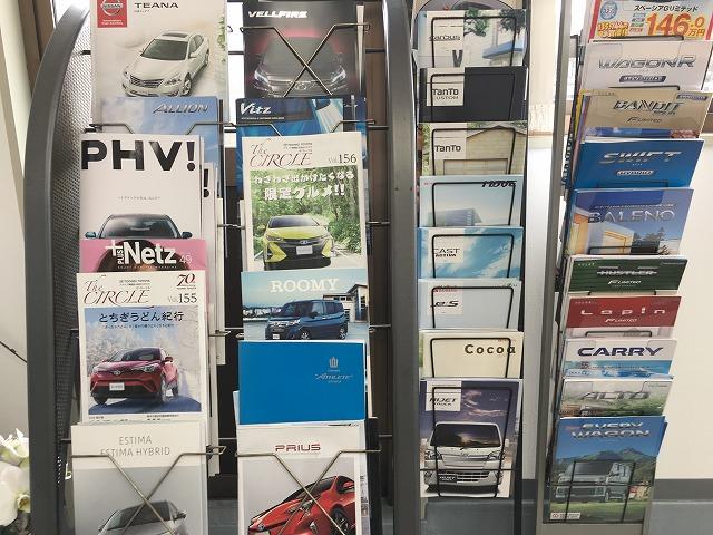 新車販売も行っております。店内には各種メーカーの新車カタログを多数ご用意しております。