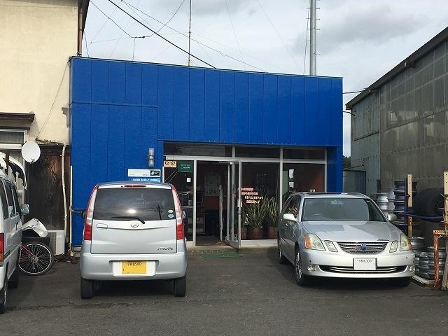 事務所は青い建物です。駐車スペースもございます。