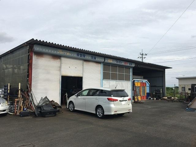 自社板金塗装工場完備しております。小さなキズ凹み修理からフレームの損傷など大きな修理もお任せ下さい。