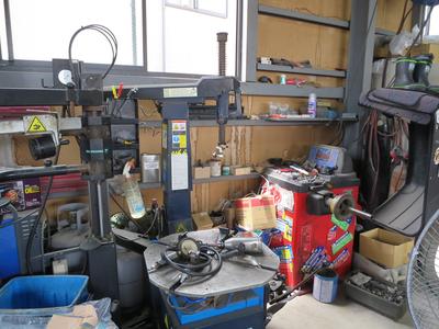 タイヤチェンジャーホイールバランサー完備