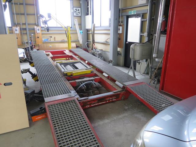 フレーム修正機も完備しておりますので、万が一車のフレームに損傷が合った場合もしっかり対応致します