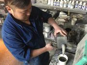 まずは塗料の配合。長年の経験がものを言う作業です。→