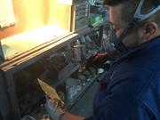 板に塗料を吹き付けて実際のお車の色目に近づけます。→