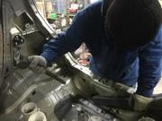 こちらは板金作業の様子です。ベテランのスタッフがしっかり作業いたします。