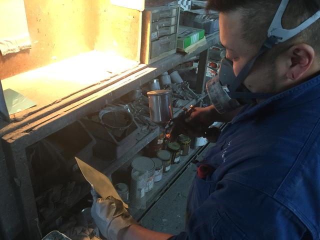 板に塗料を吹き付けて実際のお車の色目に近づけます。→