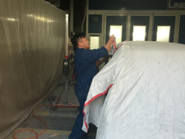 専用のマスキングシートです。車全体を覆いその後細かいところます。→