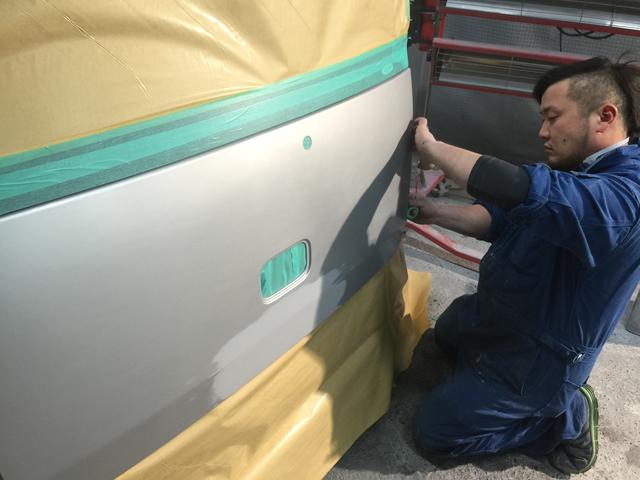 マスキングテープで細かいところもしっかり覆います。→