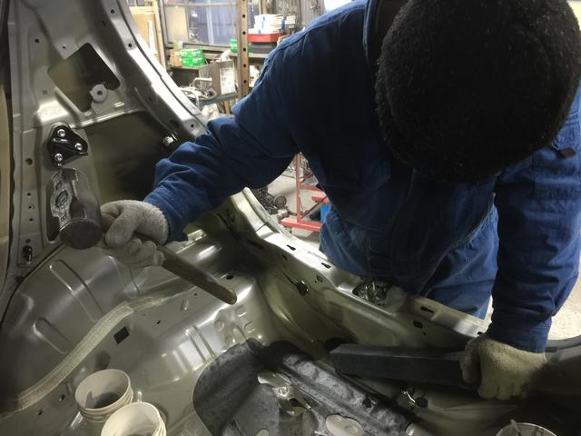 こちらは板金作業の様子です。ベテランのスタッフがしっかり作業いたします。