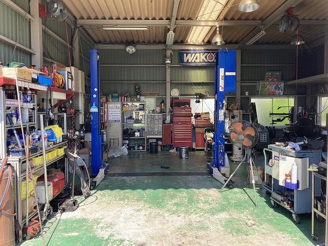 リフト完備。効率良く整備、修理致します。