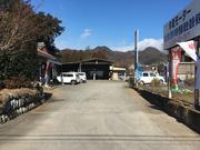 店舗内は広々しておりますので、空いているスペースにご自由にお車をご駐車下さい。