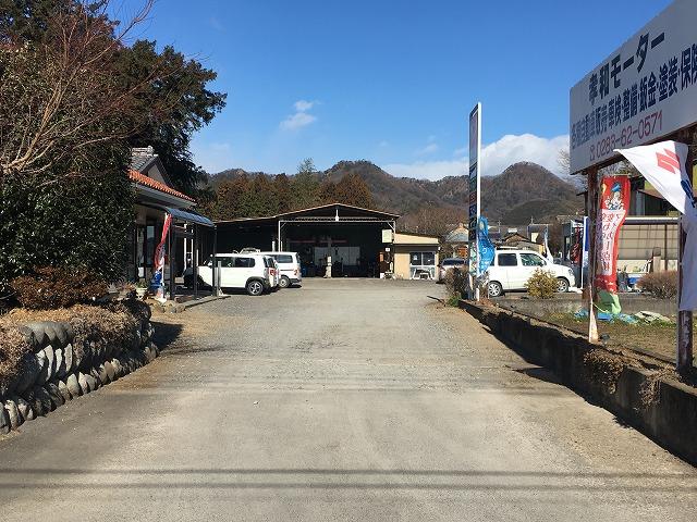 店舗内は広々しておりますので、空いているスペースにご自由にお車をご駐車下さい。