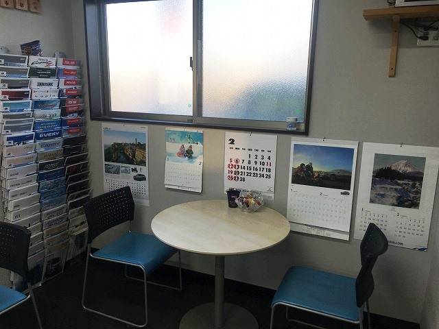 白を基調とした清潔感溢れる待合スペース♪