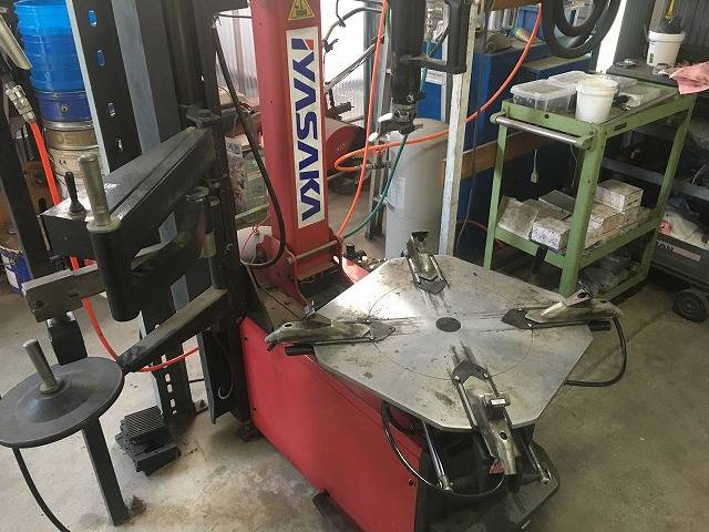 タイヤチェンジャー完備。タイヤ交換も当社にお任せ下さい。