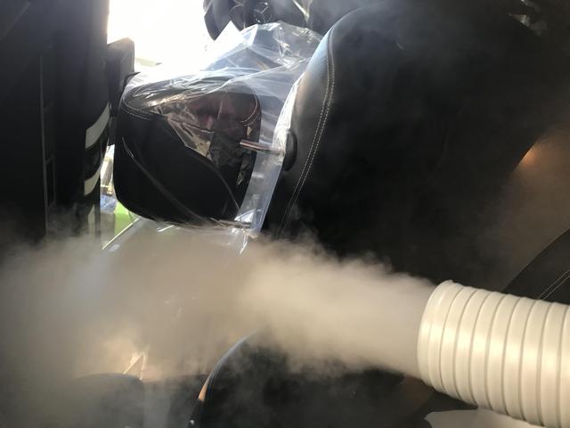 メルセデスベンツ CLS　車のエアコン内部エバポレーター洗浄,
車内除菌防カビ、ダクト内除菌防カビで3万５千円　エアコンが臭いと感じたら