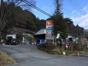 入り口は少々坂道になっております。お気をつけ下さいませ。