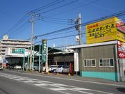 県道１１２号線に面します。本社正面です。