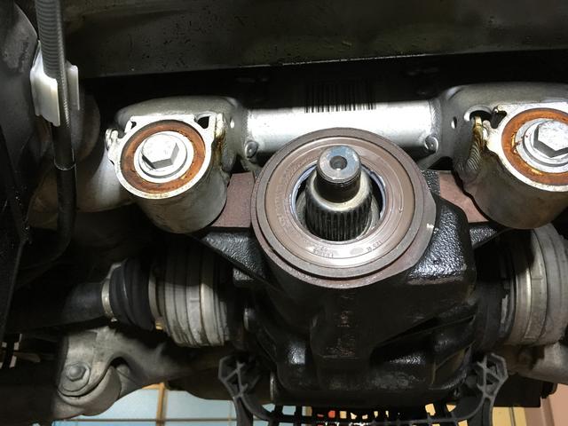 BMW M6 E63 　デフオイル漏れ修理　デフシール交換　姫路の輸入車修理はガレージオシオまで
