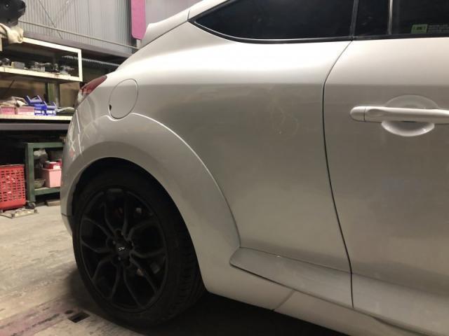 ルノー メガーヌRS 右側面 事故修理 大きなキズ・へこみ直し 深谷市