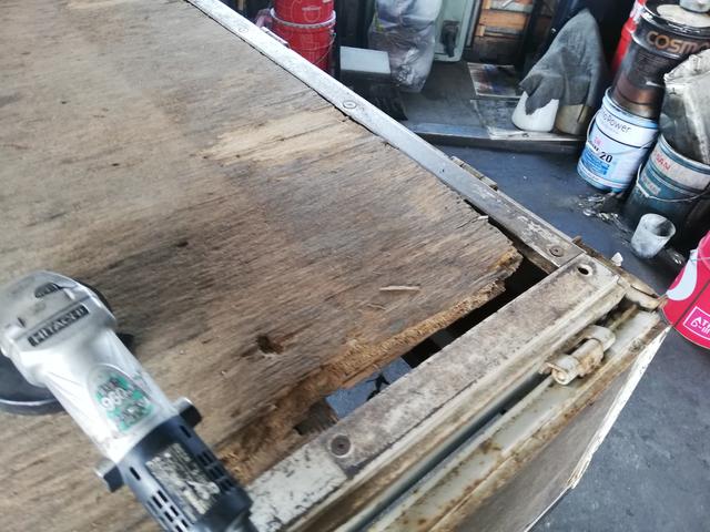 キャンター　荷台床張り替え