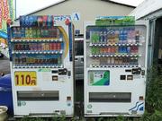 店舗前には飲料の自動販売機を設置。夏は冷たい、冬は暖かいお飲み物を飲みながら・・・
