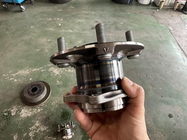 トヨタ ヴォクシー ZRR85 異音修理 リヤハブベアリング交換