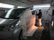 マスキングの途中。塗装には重要な作業です