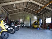 広い工場内では整備スタッフが様々な作業を行っております。