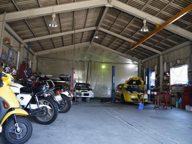 広い工場内では整備スタッフが様々な作業を行っております。