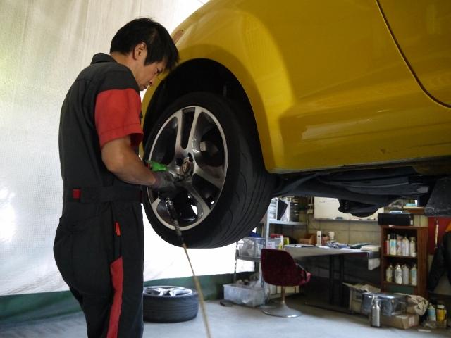 整備を行うのは国家資格整備士の資格を持つ整備士が行いますのでご安心下さい。