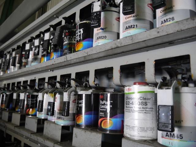 塗装ブースも完備！熟練のスタッフが修理前のキレイな状態に直します！