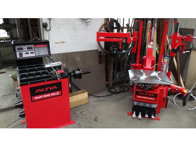 タイヤチェンジャー・バランサー完備