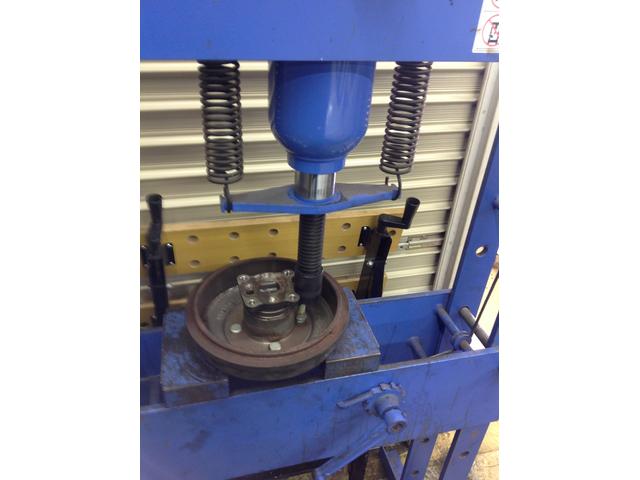 奈良市 B様 ベリーサ リヤハブボルト交換