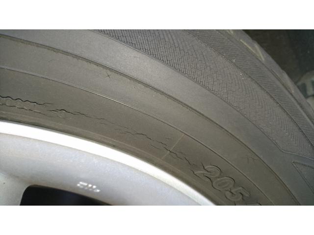 ひび割れたタイヤの交換