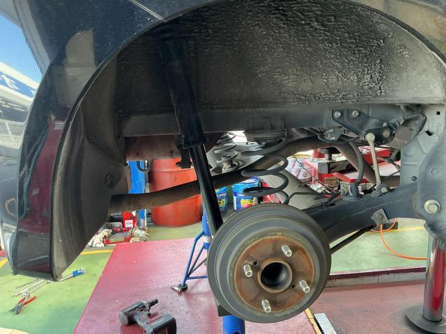 ホンダ　Ｎ－ＢＯＸカスタム　サスペンション・足回り修理・整備  リヤショックオイル漏れ　奈良県　橿原市　大和高田市　香芝市　桜井市　天理市　御所市　磯城郡