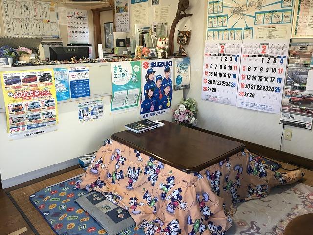 店内画像です。冬はコタツをご用意しています。待ち時間もごゆっくりお寛ぎ頂けるスペースです。