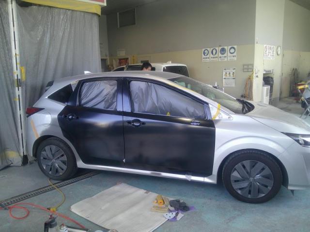 日産　ノート事故右大破　新品ドアの交換・塗装風景　保険修理もお任せ下さい。　郡山市　カーコンビニ倶楽部　郡山店
