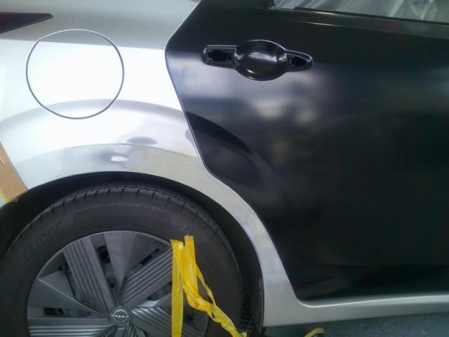 日産　ノート事故右大破　新品ドアの交換・塗装風景　保険修理もお任せ下さい。　郡山市　カーコンビニ倶楽部　郡山店