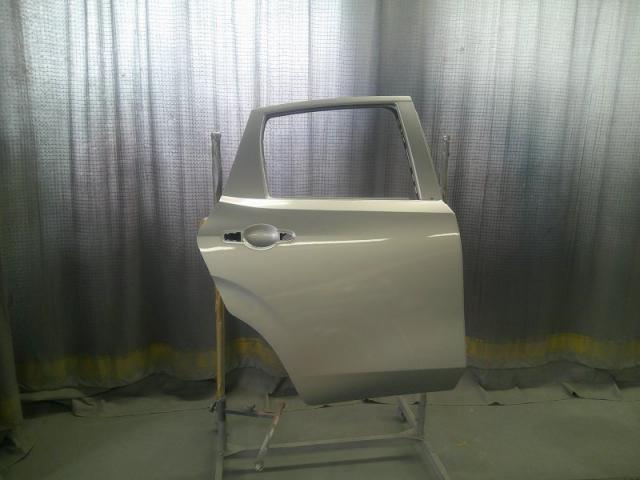 日産　ノート事故右大破　新品ドアの交換・塗装風景　保険修理もお任せ下さい。　郡山市　カーコンビニ倶楽部　郡山店