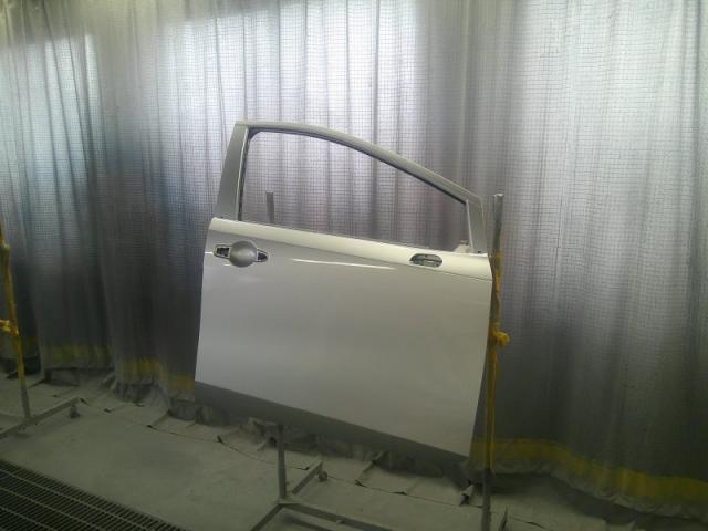 日産　ノート事故右大破　新品ドアの交換・塗装風景　保険修理もお任せ下さい。　郡山市　カーコンビニ倶楽部　郡山店