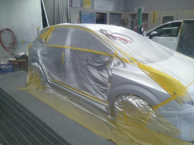 日産　ノート事故右大破　新品ドアの交換・塗装風景　保険修理もお任せ下さい。　郡山市　カーコンビニ倶楽部　郡山店