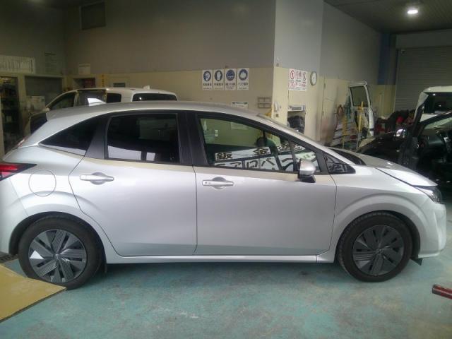 日産　ノート事故右大破　新品ドアの交換・塗装風景　保険修理もお任せ下さい。　郡山市　カーコンビニ倶楽部　郡山店